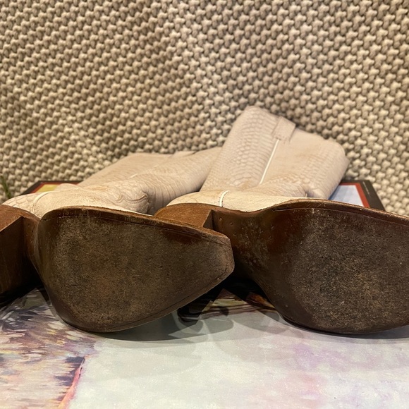 Idyllwind leather western boot. Off white snake print embossed design. Snip toe. - Picture 4 of 4